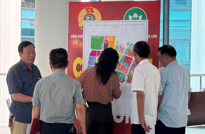 Lãnh đạo phường Cầu Giấy trao đổi với đại diện khu dân cư về phương án sắp xếp. Ảnh: Vân Nhi