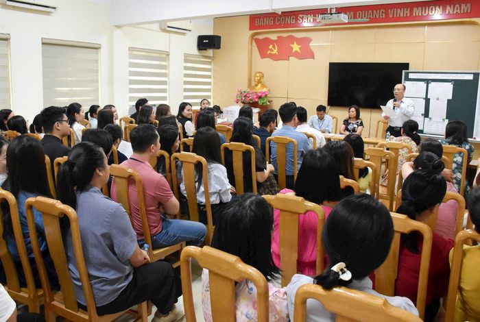 Lãnh đạo điểm thi Trường THCS Dịch Vọng triển khai nhiệm vụ. Ảnh: Phạm Thảo 