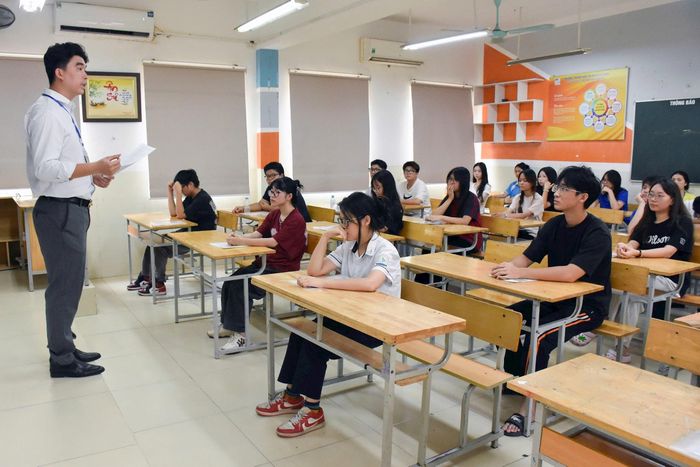 Thí sinh tại điểm thi Trường THCS Dịch Vọng học quy chế thi. Ảnh: Phạm Thảo