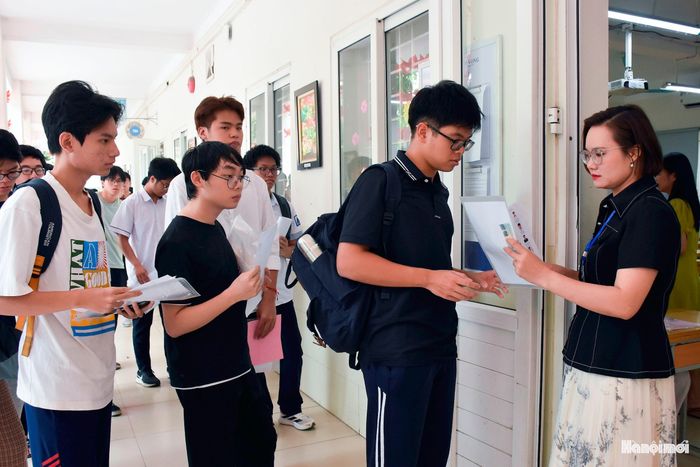 Đúng 14h, thí sinh vào phòng thi nghe phổ biến quy chế thi, lịch thi, đính chính thông tin sai sót...