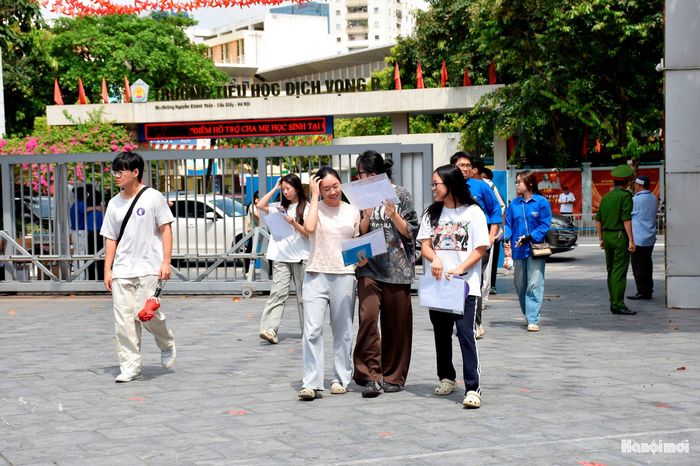 Tại điểm thi Trường Trung học cơ sở Dịch Vọng (phường Cầu Giấy), dù 14h mới đến thời điểm thí sinh bắt đầu làm thủ tục dự thi, nghe phổ biến quy chế nhưng nhiều thí sinh đến rất sớm.