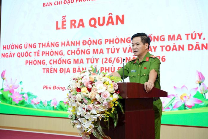 Thượng tá Nguyễn Ngọc Hồi, Trưởng Công an xã Phù Đổng phát biểu tại buổi lễ. Ảnh: N.Sơn