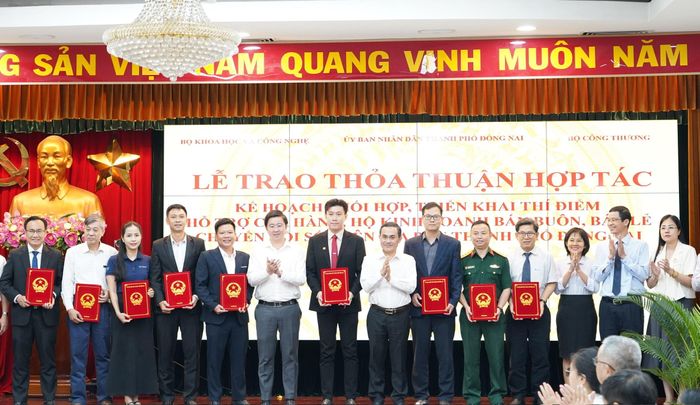 Thứ trưởng Bùi Hoàng Phương trao. Ảnh: PV