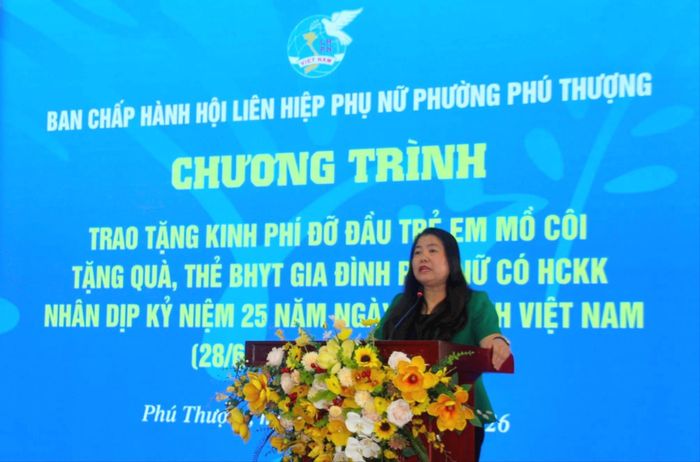 Chủ tịch Ủy ban MTTQ Việt Nam phường Phú Thượng Trương Tú Uyên phát biểu. Ảnh: Hoàng Vũ