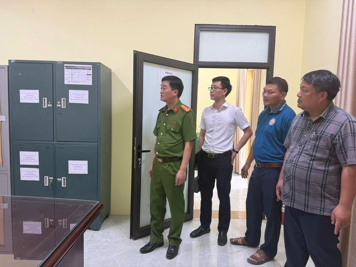 Lãnh đạo xã kiểm tra công tác chuẩn bị cho kỳ thi tốt nghiệp THPT năm 2026 tại điểm thi Trường THCS Tiền Phong. Ảnh: PV