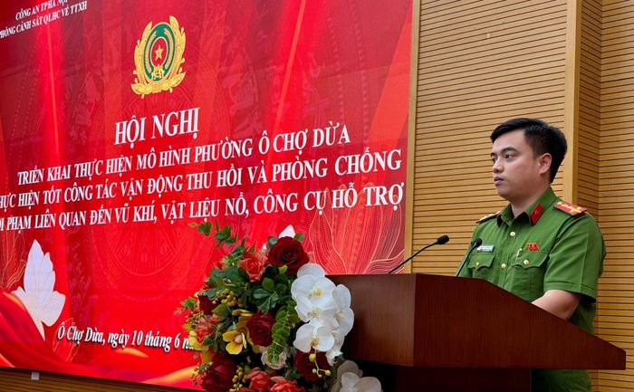 Đại úy Nguyễn Duy Tuấn Minh, Trưởng Công an phường Ô Chợ Dừa phát biểu khai mạc hội nghị. Ảnh: Võ Giang