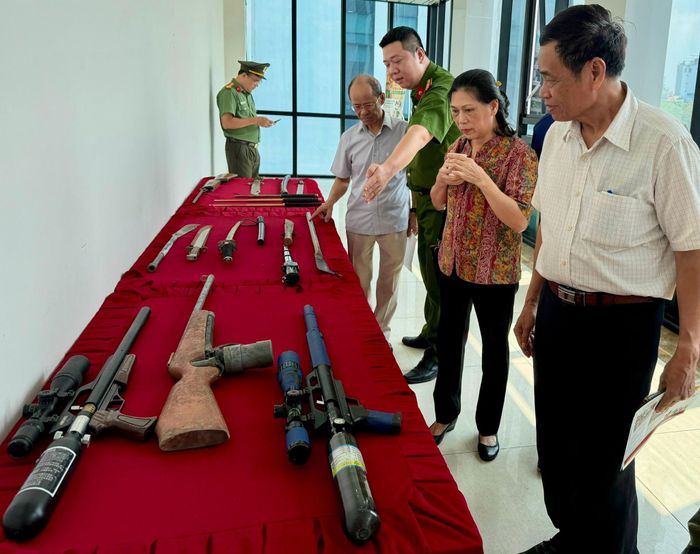 Đại biểu tham quan, tìm hiểu về công tác quản lý, thu hồi vũ khí, vật liệu nổ và công cụ hỗ trợ bên lề hội nghị. Ảnh: Võ Giang