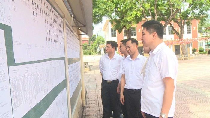 Phó Chủ tịch UBND xã Hát Môn Tô Xuân Quân cùng đoàn công tác kiểm tra công tác chuẩn bị tại điểm thi tốt nghiệp THPT năm 2026 trên địa bàn. Ảnh: HT