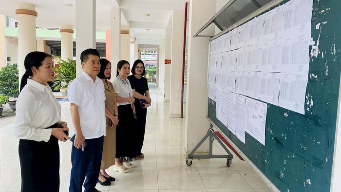 Chủ tịch UBND xã Hát Môn Lý Hoàng Kiên thăm, kiểm tra công tác chuẩn bị kỳ thi tại điểm thi Trường THPT Ngọc Tảo. Ảnh: HT