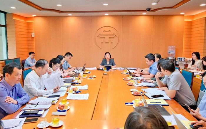 Quang cảnh phiên họp thẩm tra của Ban Pháp chế HĐND thành phố. Ảnh: Bảo Chi