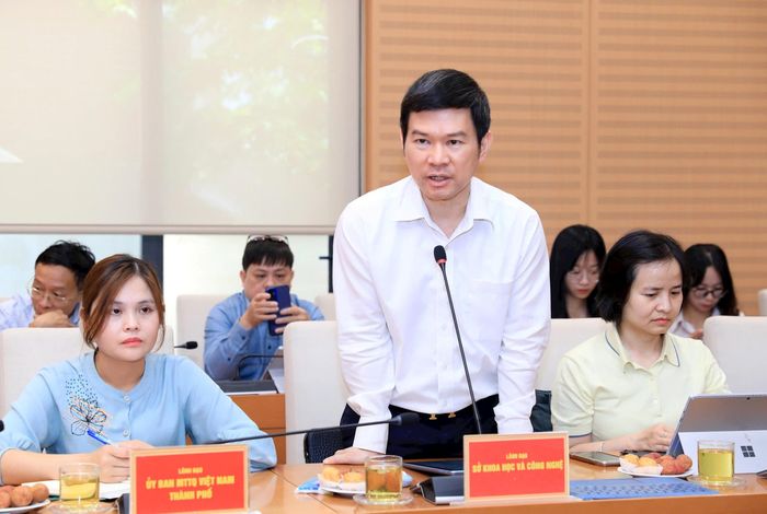 Đại diện Sở Khoa học và Công nghệ báo cáo tiến độ xây dựng nội dung dự thảo nghị quyết trình kỳ họp thứ tư HĐND thành phố sắp tới. Ảnh: Lê Hải