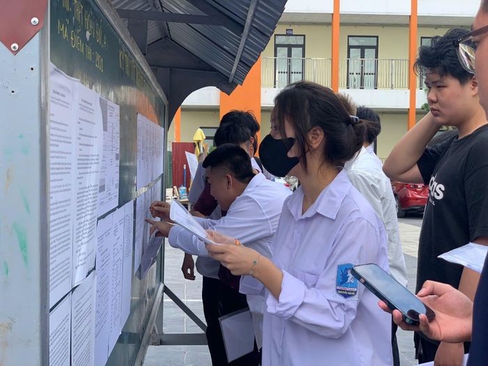Các thí sinh đến làm thủ tục dự thi tại Trường THPT Hoài Đức A. Ảnh: ĐH