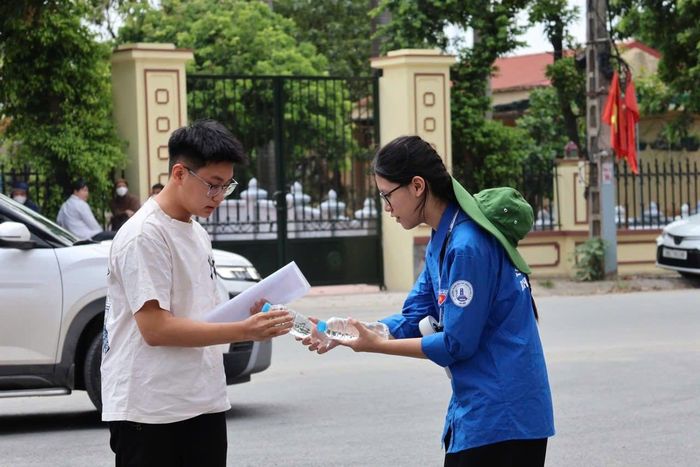 Lực lượng đoàn viên, thanh niên phát nước miễn phí, tiếp thêm động lực cho các sĩ tử. Ảnh: ĐH
