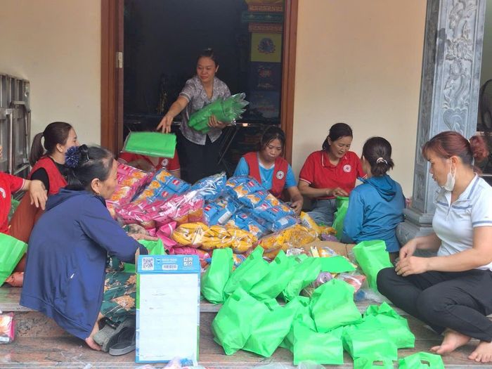 Các lực lượng chuẩn bị các suất quà tặng các thí sinh. Ảnh: Đoàn Thanh
