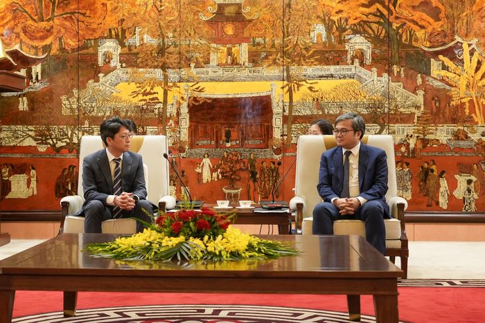 Phó Chủ tịch UBND thành phố Hà Nội Trương Việt Dũng (bên phải) trao đổi với Thứ trưởng thứ hai Bộ Đất đai, Hạ tầng và Giao thông Hàn Quốc Hong Ji-seon. Ảnh: Hoàng Linh