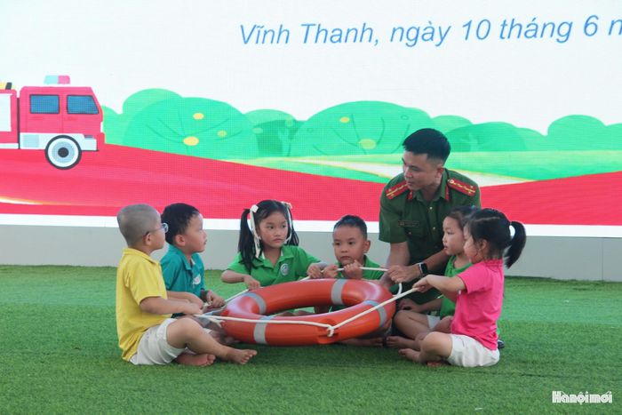 Đại úy Nguyễn Văn Huy với các em nhỏ. Ảnh: PV