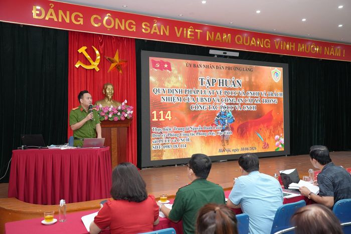 Trung tá Nguyễn Danh Luân (Cục Cảnh sát PCCC & CNCH) trình bày các nội dung. Ảnh: Phạm Mạnh