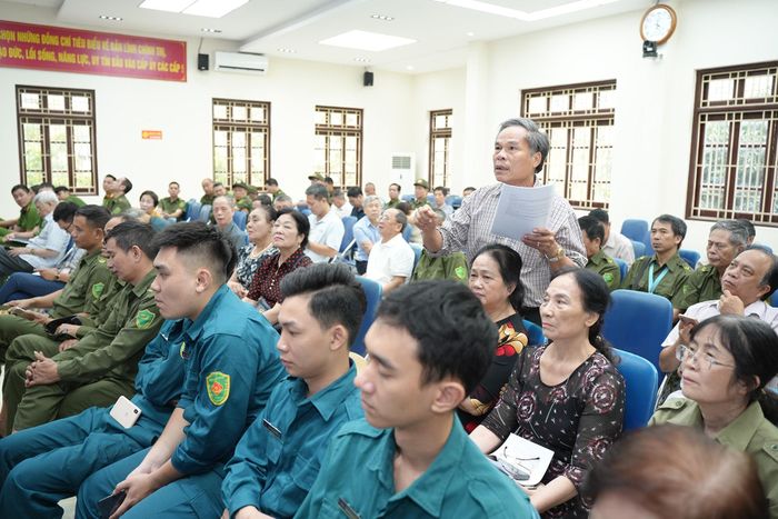 Những thắc mắc, băn khoăn của lực lượng an ninh cơ sở được trao đổi, giải đáp ngay tại hội nghị. Ảnh: Phạm Mạnh