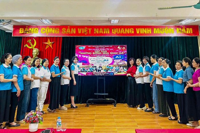 Các đại biểu chụp ảnh ra mắt Ấn phẩm điện tử số “Những bông hoa Ngọc Hà”. Ảnh: PV