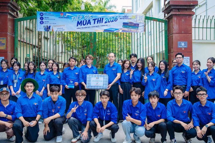 Phó Chủ tịch Ủy ban MTTQ Việt Nam, Bí thư Thành đoàn Hà Nội Nguyễn Tiến Hưng tặng quà, động viên đội hình "Tiếp sức mùa thi" tại điểm trường THPT Lê Quý Đôn (Hà Đông). Ảnh: Cơ sở