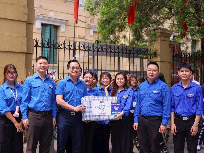 Phó Bí thư Thành đoàn Hà Nội Trần Quang Hưng tặng quà động viên đội hình "Tiếp sức mùa thi" tại điểm Trường THCS Trưng Vương. Ảnh: Cơ sở