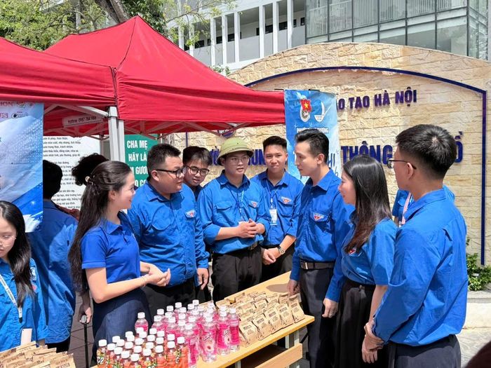 Phó Bí thư Thành đoàn, Chủ tịch Hội đồng Đội thành phố Hà Nội Đào Đức Việt thăm, động viên đội hình "Tiếp sức mùa thi" tại điểm Trường THPT Tây Hồ - Phú Thượng. Ảnh: Cơ sở
