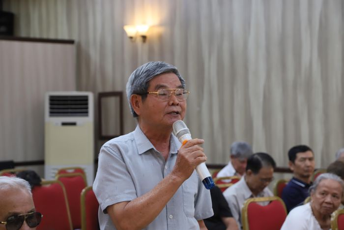 Cử tri phường Hoàn Kiếm nêu ý kiến tại hội nghị. Ảnh: PV