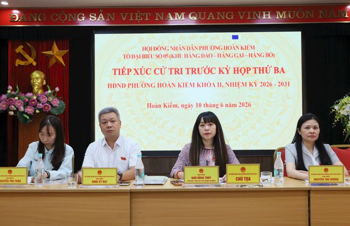 Đại biểu HĐND phường Hoàn Kiếm tiếp xúc cử tri trước Kỳ họp thường lệ giữa năm 2026. Ảnh: PV