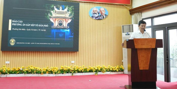 Chủ tịch UBND phường Văn Miếu - Quốc Tử Giám Hà Anh Tuấn trình bày phương án sắp xếp tổ dân phố trên địa bàn. Ảnh: An Quyên.