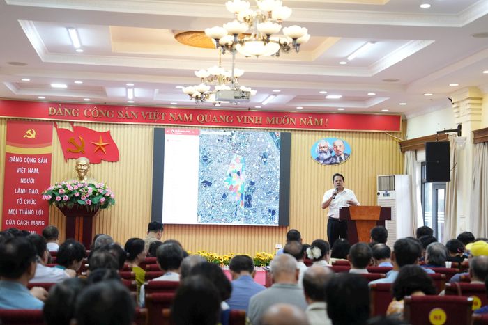 Phường Văn Miếu - Quốc Tử Giám tổ chức hội nghị và lấy ý kiến của người dân về Đề án sắp xếp tổ dân phố. Ảnh: An Quyên.