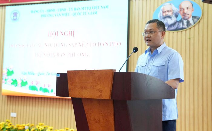 Bí thư Đảng ủy phường Văn Miếu - Quốc Tử Giám Vũ Xuân Hùng phát biểu tại hội nghị. Ảnh: An Quyên.