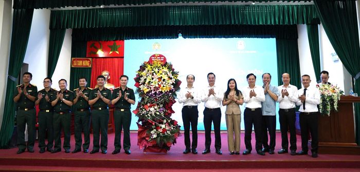 Các đại biểu tặng hoa chúc mừng tại hội nghị. Ảnh: Bình Minh