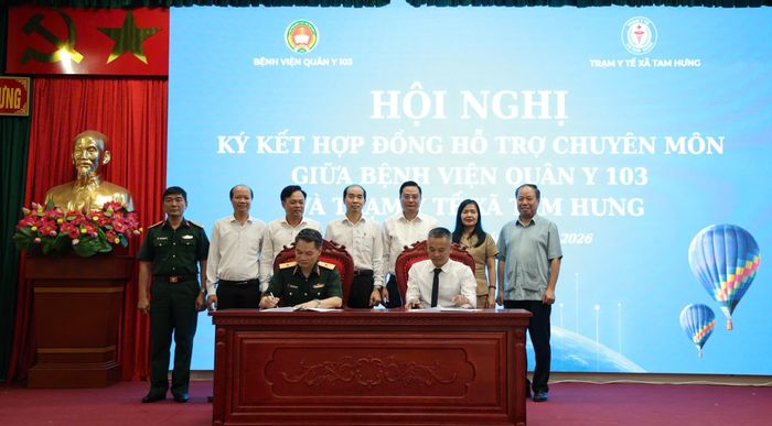 Thiếu tướng, PGS.TS Lường Công Thức, Giám đốc Bệnh viện Quân y 103 và Giám đốc Trạm Y tế xã Tam Hưng Dương Văn Huân ký kết Hợp đồng hỗ trợ chuyên môn. Ảnh: Bình Minh
