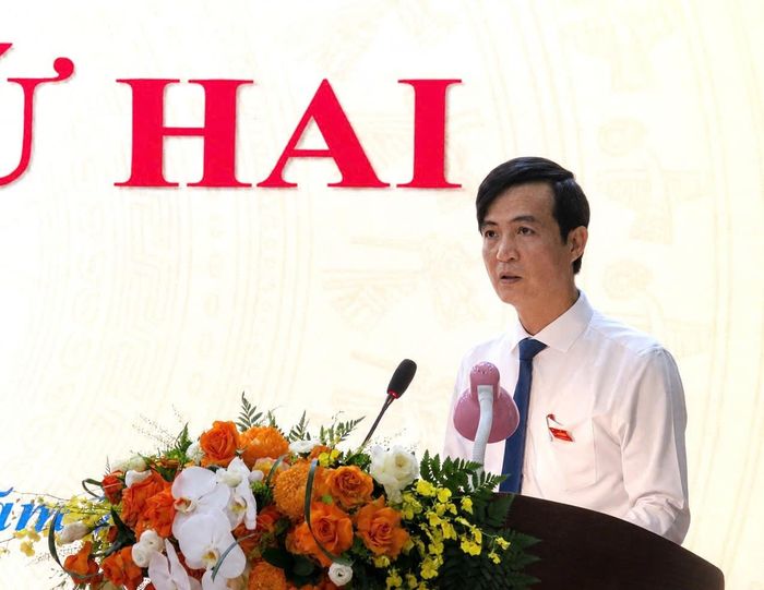 Chủ tịch UBND xã Nguyễn Hữu Dũng giải trình và làm rõ nhiều nội dung được đại biểu quan tâm. Ảnh: Tú Linh