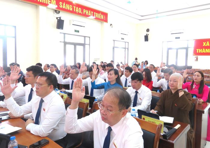 Đại biểu HĐND xã biểu quyết thông qua các nghị quyết tại kỳ họp. Ảnh: Tú Linh