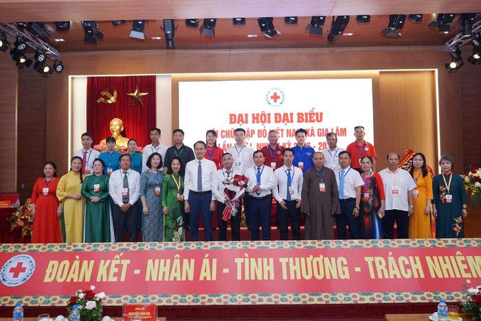 Lãnh đạo xã Gia Lâm tặng hoa chúc mừng Ban Chấp hành Hội Chữ thập đỏ xã Gia Lâm nhiệm kỳ 2026 - 2031 ra mắt Đại hội