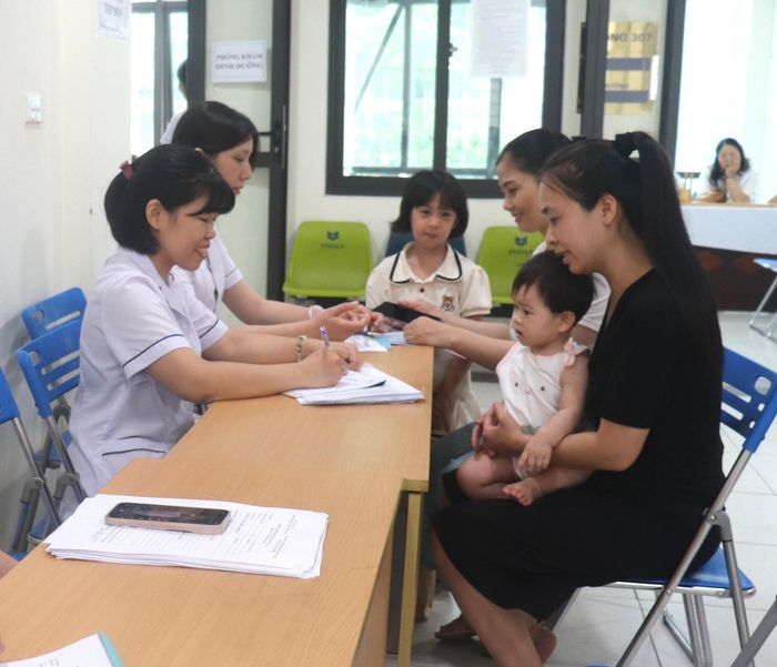 Trạm Y tế phường Bạch Mai tổ chức khám sàng lọc cho trẻ dưới 6 tuổi trên địa bàn. Ảnh: PV