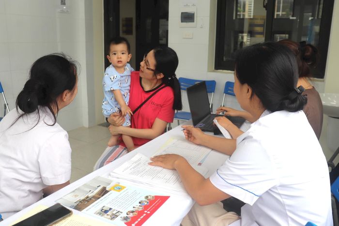 Chị Ngô Mai Ca (ngõ Hòa Bình 7, phường Bạch Mai) rất vui khi con được quan tâm khám sàng lọc.