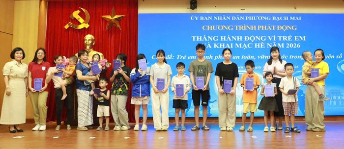 UBND phường Bạch Mai tặng quà cho trẻ em có hoàn cảnh khó khăn nhân Ngày Quốc tế Thiếu nhi năm 2026.