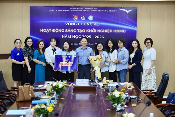 Đại diện Ban Tổ chức và Hội đồng giám khảo trao thưởng cho dự án đạt giải Nhất. Ảnh: ND