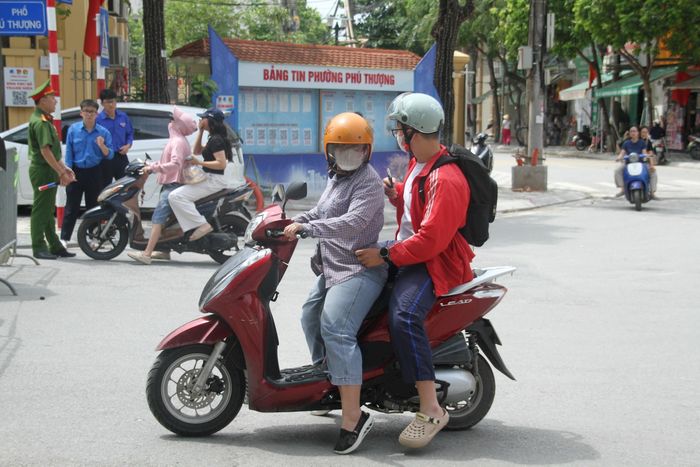 Nhiều thí sinh được phụ huynh đưa đến sớm để làm thủ tục dự thi. Ảnh: Cao Kỳ