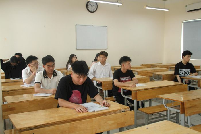 Buổi phổ biến quy chế thi tại hai điểm thi trên địa bàn phường Phú Thượng diễn ra an toàn, nghiêm túc, góp phần bảo đảm kỳ thi tốt nghiệp THPT năm 2026 được tổ chức đúng quy định. Ảnh: Cao Kỳ