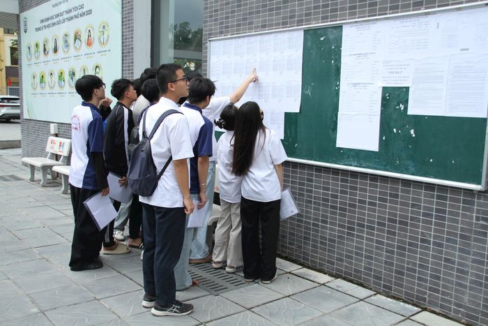 Tại điểm thi Trường THPT Tây Hồ có 648 thí sinh dự thi với 27 phòng thi chính thức, 1 phòng dự phòng và 1 phòng chờ sẵn sàng cho kỳ thi tốt nghiệp THPT năm 2026. Ảnh: Cao Kỳ