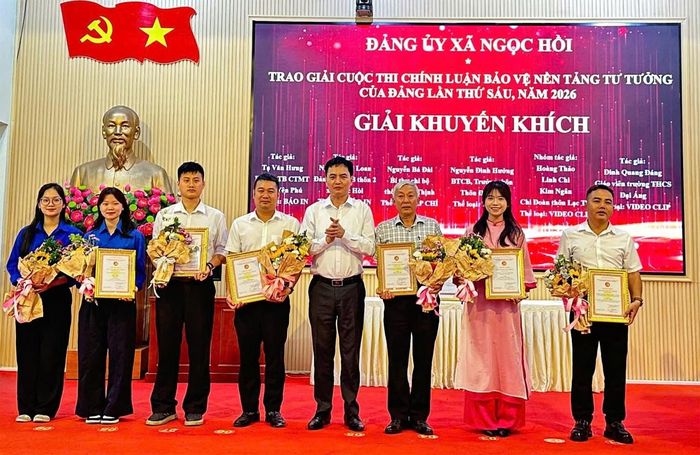 Lãnh đạo xã Ngọc Hồi trao giải Khuyến khích cho các tác giả. Ảnh: PV