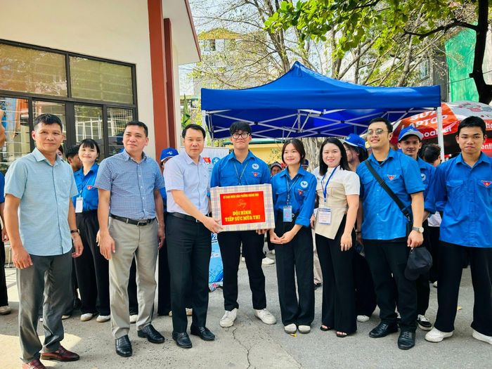 Chủ tịch UBND phường Hoàng Mai Nguyễn Lê Hiến và Phó Chủ tịch UBND phường Nguyễn Quỳnh Trang thăm hỏi, động viên lực lượng thanh niên tình nguyện tại điểm thi Trường THPT Trương Định.