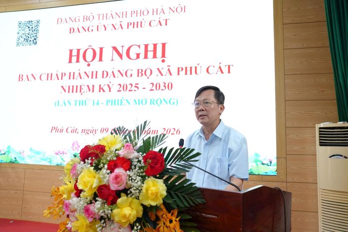 Bí thư Đảng ủy xã Phú Cát Đàm Công Lợi chỉ đạo triển khai việc sắp xếp thôn trên địa bàn xã. Ảnh: Ngọc Hiệp