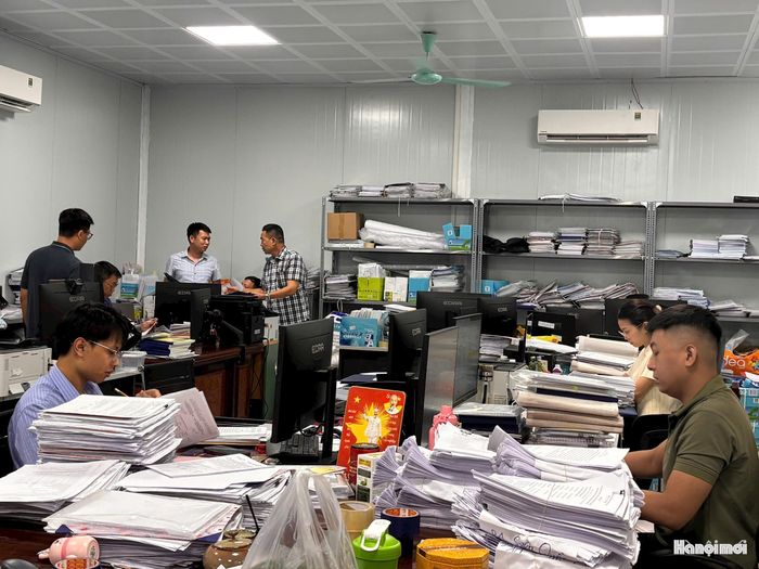 Cán bộ Ban Quản lý Dự án đầu tư - hạ tầng xã Đại Thanh đang tăng tốc rà soát, giải quyết các hồ sơ còn tồn đọng. Ảnh: NL