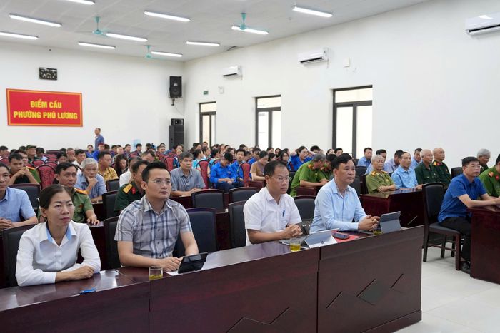 Các đồng chí lãnh đạo phường Phú Lương và các đại biểu tại hội nghị. Ảnh: Hữu Tiệp