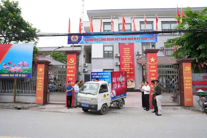 Các đồng chí lãnh đạo phường Phú Lương và Ban Chỉ đạo phòng, chống ma túy tiễn đoàn xe tuyên truyền lưu động đi từng tuyến phố, ngõ xóm để tuyên truyền. Ảnh: Hữu Tiệp