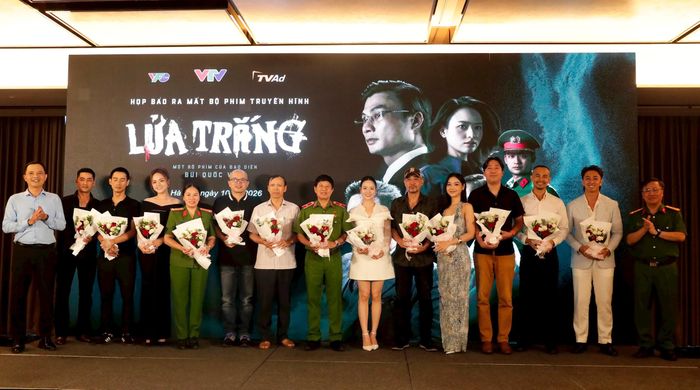 Đoàn phim "Lửa trắng" tại họp báo ra mắt phim. Ảnh: VFC